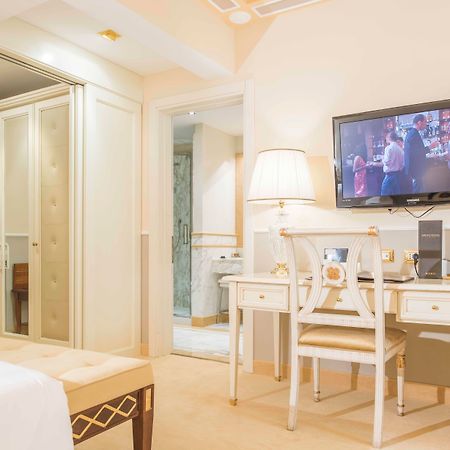 Golden Tower Hotel & Spa Флоренция Экстерьер фото A room at the hotel