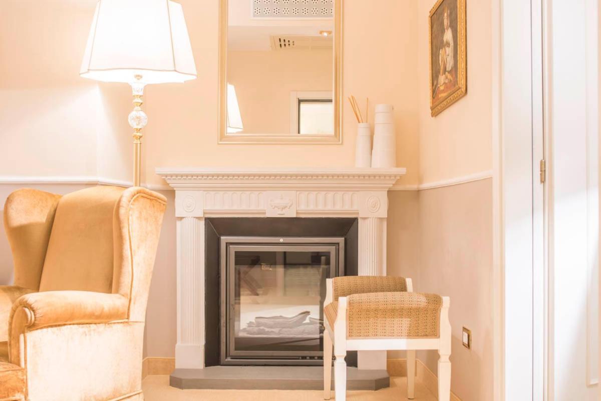 Golden Tower Hotel & Spa Флоренция Экстерьер фото A fireplace in a living room