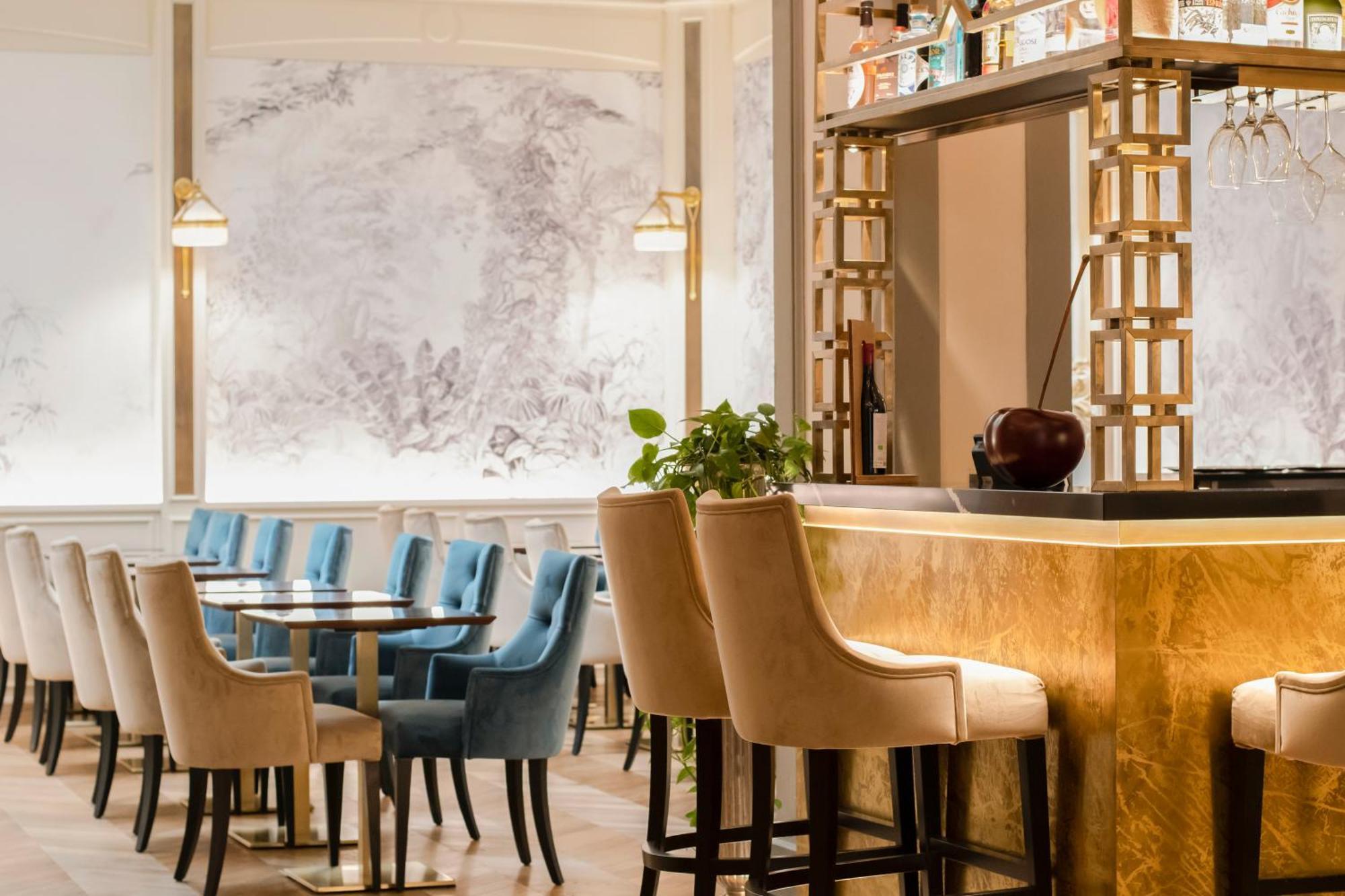 Golden Tower Hotel & Spa Флоренция Экстерьер фото The Bar at The Ivy Temple Row