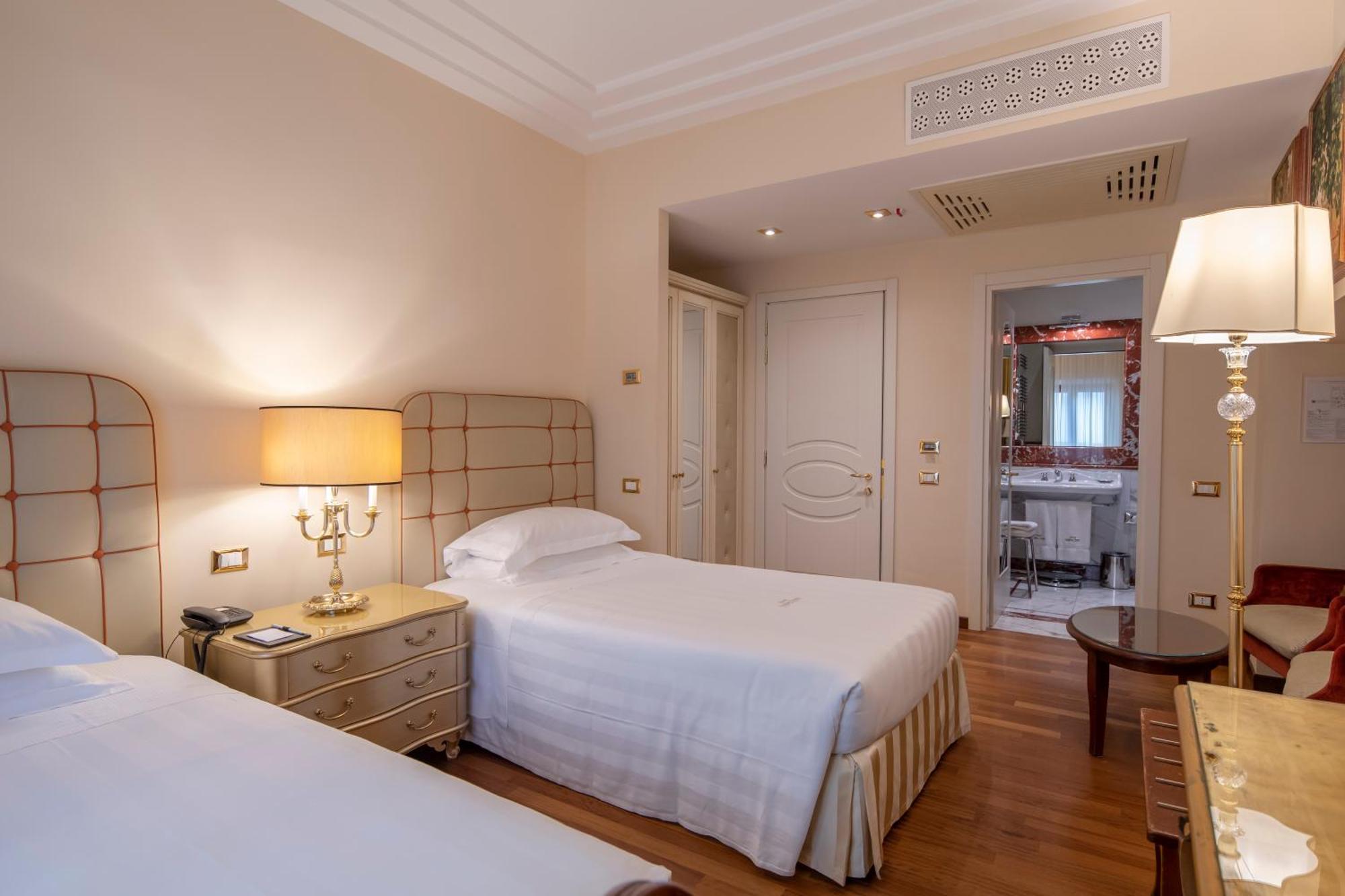 Golden Tower Hotel & Spa Флоренция Экстерьер фото A room at the hotel