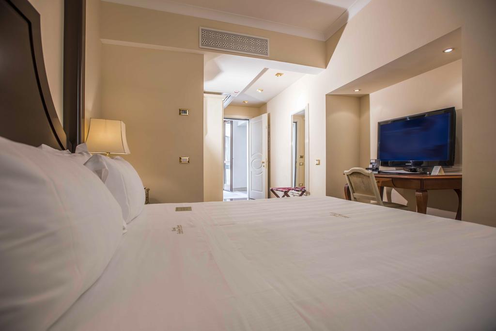 Golden Tower Hotel & Spa Флоренция Экстерьер фото A room at the hotel